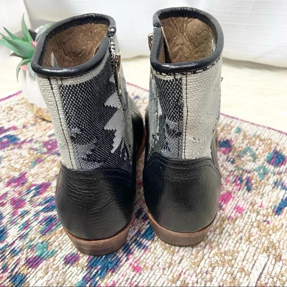 Anthropologie• Uxibal•black & gray short leather western booties size 6